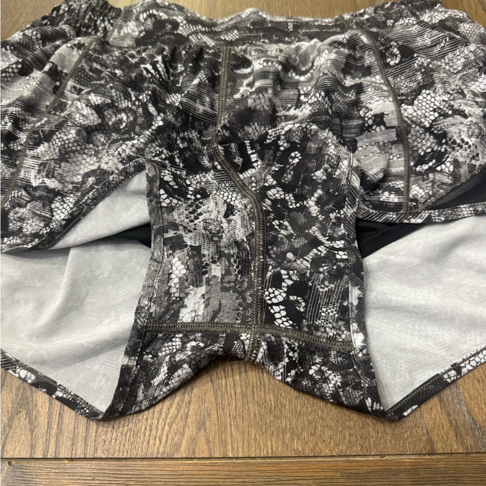 Lululemon Hotty Hot Shorts  Sz 8 **** - Picture 7 of 10